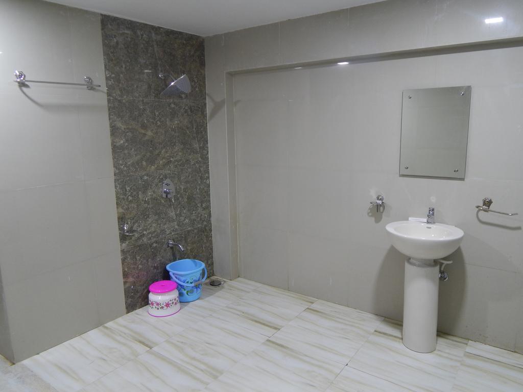 Hotel Vraj Inn Jamnagar Room photo
